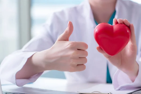 Γιατρός ελέγχει την καρδιά στην ιατρική έννοια — Φωτογραφία Αρχείου