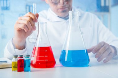 Laboratuvarda çalışan çılgın bir kimyager.