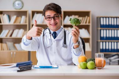 Bilim adamı çeşitli gıdalarda besin araştırması yapıyor