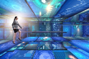 Veri yönetimi kavramında yürüyen iş kadını