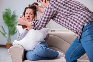 Sarhoş alkoliklerle aile içi şiddet kavramı