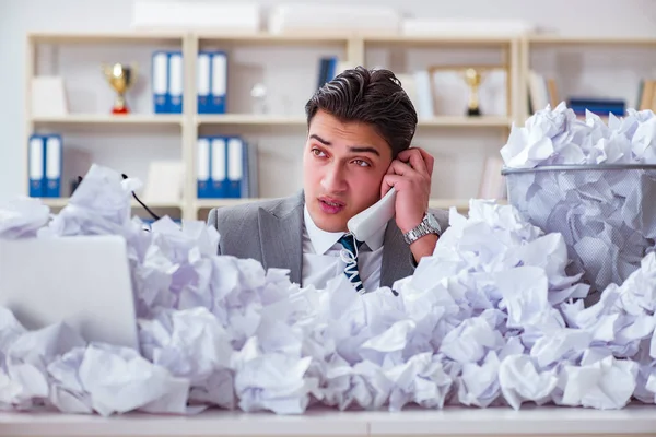 Бізнесмен в концепції переробки паперу в офісі — стокове фото