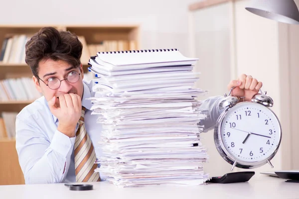 Businessman failing to meet report deadlines — Stock Photo, Image