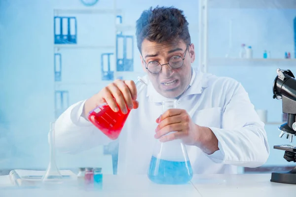 Extraño químico loco trabajando en un laboratorio —  Fotos de Stock