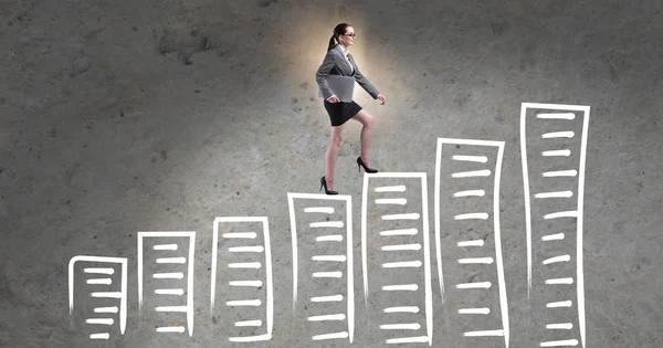 Деловая женщина поднимается по карьерной лестнице в бизнес-концепции — стоковое фото