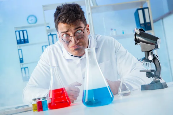 Rolig galen kemist som arbetar i ett laboratorium — Stockfoto