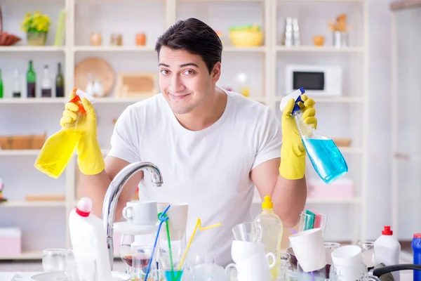 Férfi élvezi mosogatás házimunka otthon — Stock Fotó