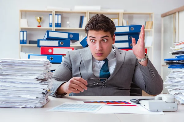 İşadamı evrak işleriyle meşgul.