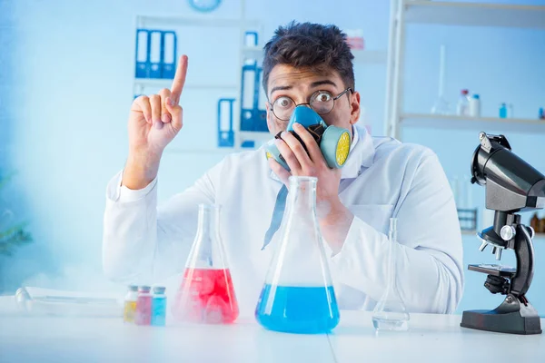 Lustiger verrückter Chemiker arbeitet in einem Labor — Stockfoto