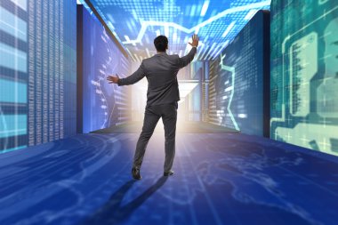 Veri yönetimi kavramında iş adamı