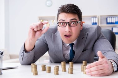 Ticari büyüme kavramında altın sikkeleri olan bir işadamı