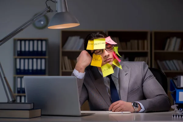 Geschäftsmann bleibt spät dran, um Prioritäten zu setzen — Stockfoto