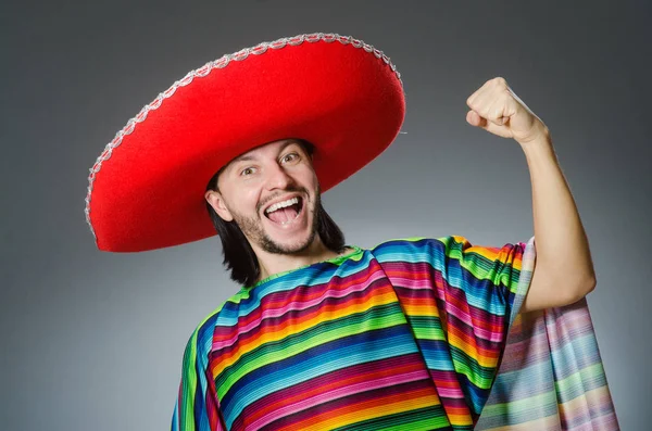 Mannen i en levande mexikansk poncho grå bakgrund isolerade — Stockfoto