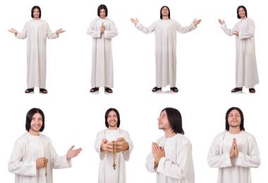 Genç rahip İncil üzerine beyaz izole ile