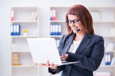 Müşterilerle çalışan çağrı merkezi operatörü