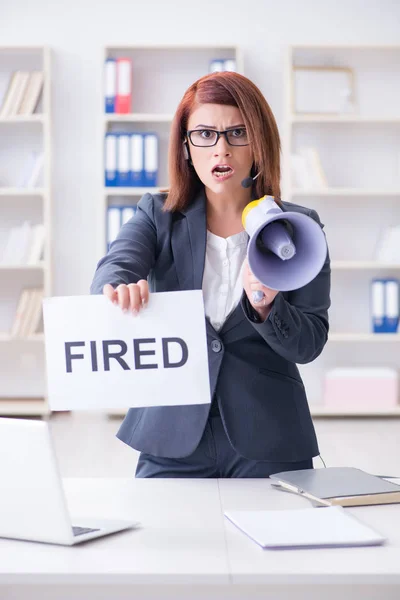 Geschäftsfrau feuert Mitarbeiter im Amt — Stockfoto