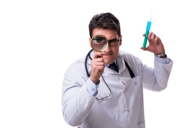 Genç doktor bir büyüteç ve w izole bir şırınga ile