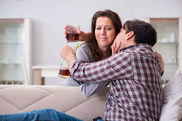 Domácí násilí v rodinné hádce s opilým alkoholem — Stock fotografie