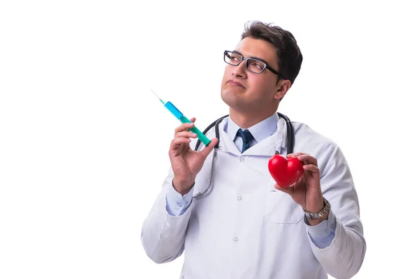 Joven médico cardiólogo masculino sosteniendo un corazón aislado en blanco — Foto de Stock