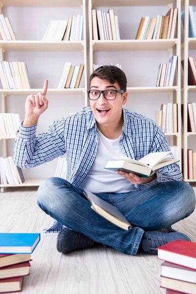 Jeune étudiant étudiant avec des livres — Photo