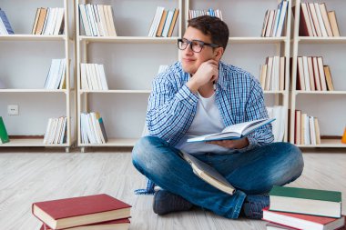 Genç öğrenci kitaplarla çalışıyor.