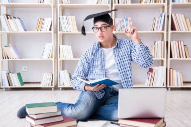 Genç öğrenci kitaplarla çalışıyor.