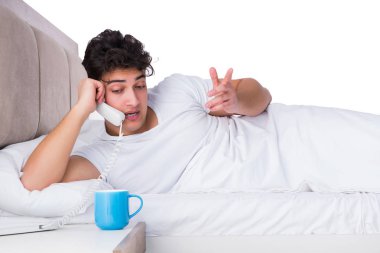 Yatakta uykusuzluk çeken bir adam.