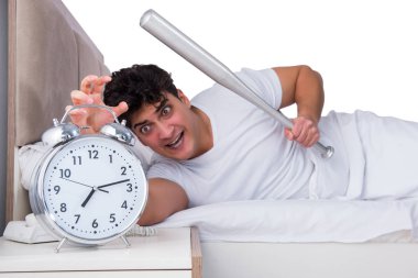 Yatakta uykusuzluk çeken bir adam.