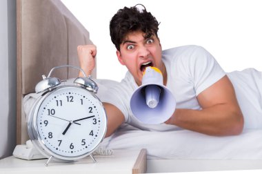 Yatakta uykusuzluk çeken bir adam.