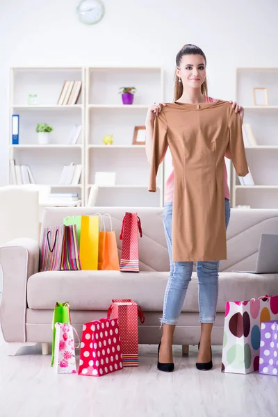 Çantalarla alışveriş yapan genç bir kadın.