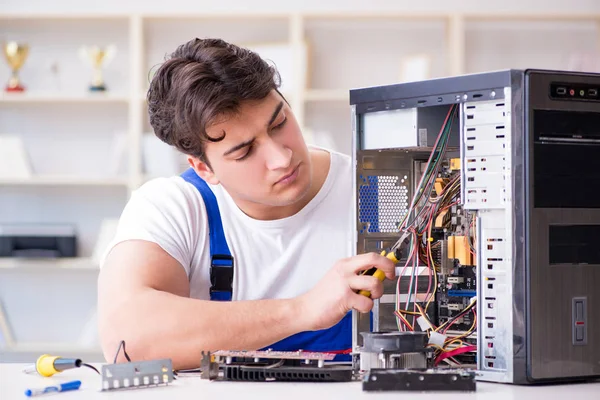 Reparador de computador reparar computador desktop — Fotografia de Stock