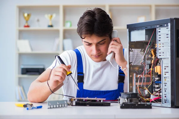 Masaüstü bilgisayarını tamir eden bilgisayar tamircisi