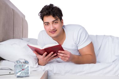 Yatakta uykusuzluk çeken bir adam.