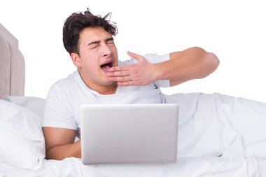 Yatakta uykusuzluk çeken bir adam.