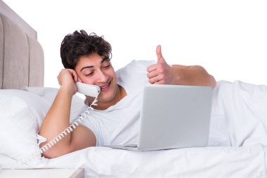 Yatakta uykusuzluk çeken bir adam.