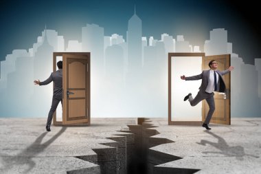 Kapılarla ışınlanma konseptinde iş adamı