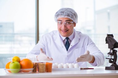 Besin uzmanı gıda ürünlerini laboratuarda test ediyor.