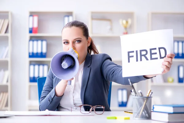 Donna d'affari arrabbiata che emette un avviso di licenziamento — Foto Stock