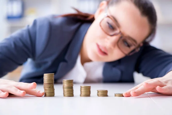 Geschäftsfrau mit Münzen im Devisenkonzept — Stockfoto