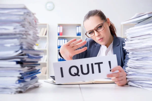 Zakenvrouw niet omgaan met werklast en ontslag — Stockfoto