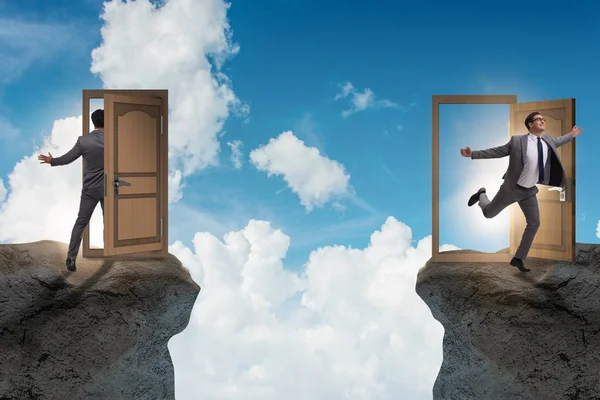 Kapılarla ışınlanma konseptinde iş adamı