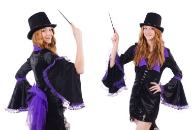 Kadın sihirbaz beyazların arasında.