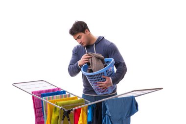 Çamaşır yıkayan koca beyaz tenli.