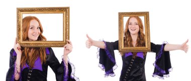 Beyaz çerçeveli bir kadın.