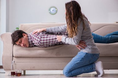 Genç bir aile kavramında içki sorunu yaşayan sarhoş bir koca.