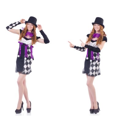 Beyaz soytarı kostümü giymiş bir kız.