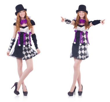 Beyaz soytarı kostümü giymiş bir kız.