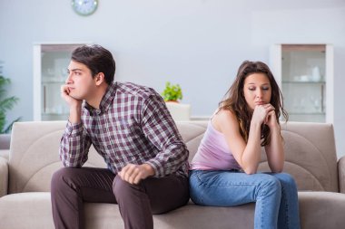 Parçalanmış ilişki konseptinde genç bir aile
