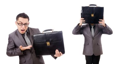 Genç adam beyaz izole evrak çantası elinde