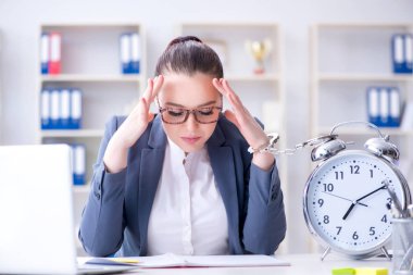 Zaman yönetimi konseptinde iş kadını